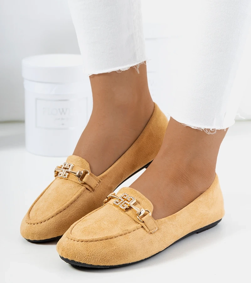 Mokasyny beżowe ze złotą ozdobą