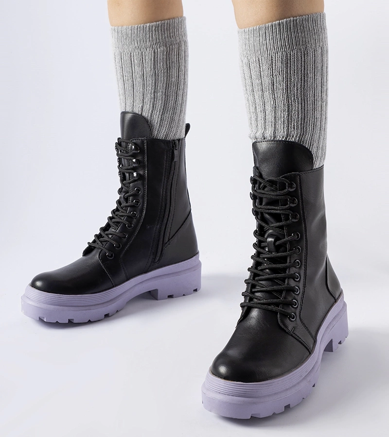 Czarne trapery na kolorowej podeszwie