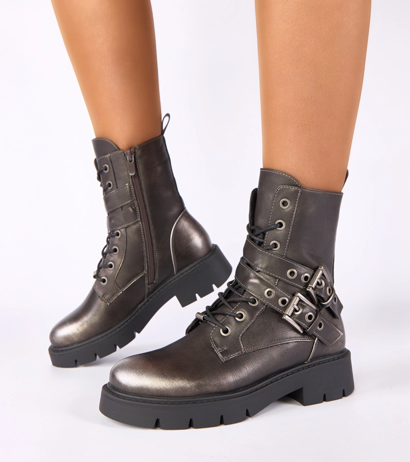 Hers Metaliczne botki na platformie z ozdobnymi sprzączkami