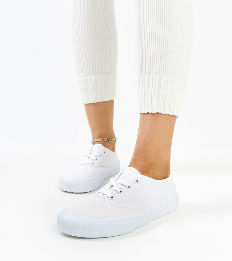 Białe klasyczne tenisówki