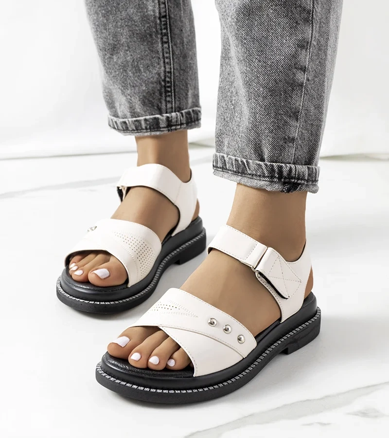 Białe sandałki damskie