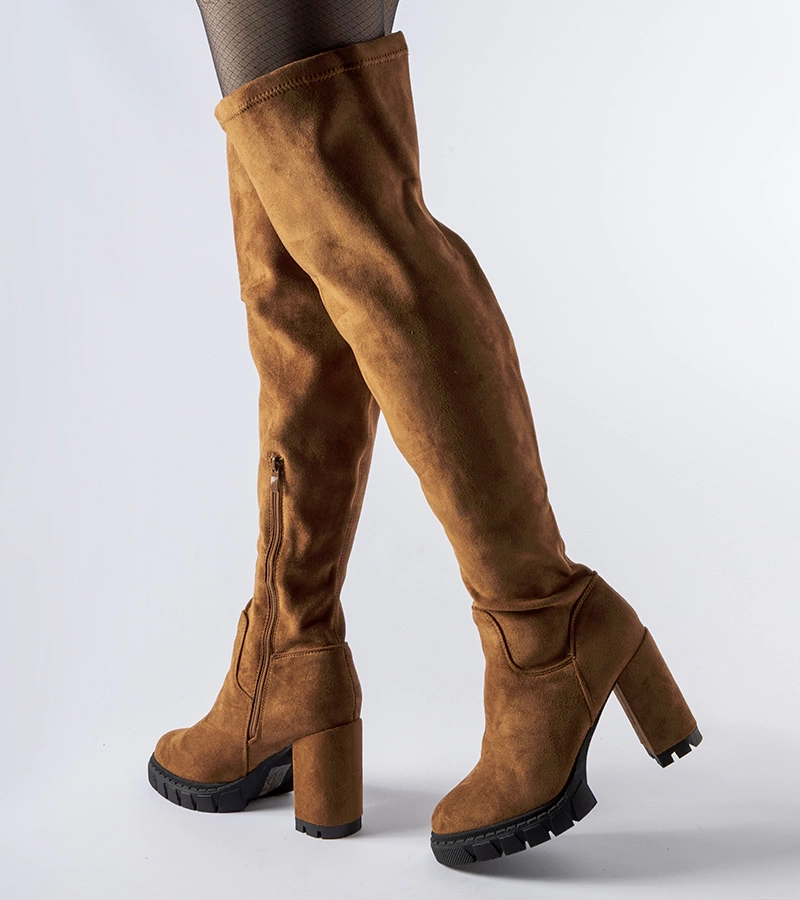 Brązowe długie kozaki na słupku