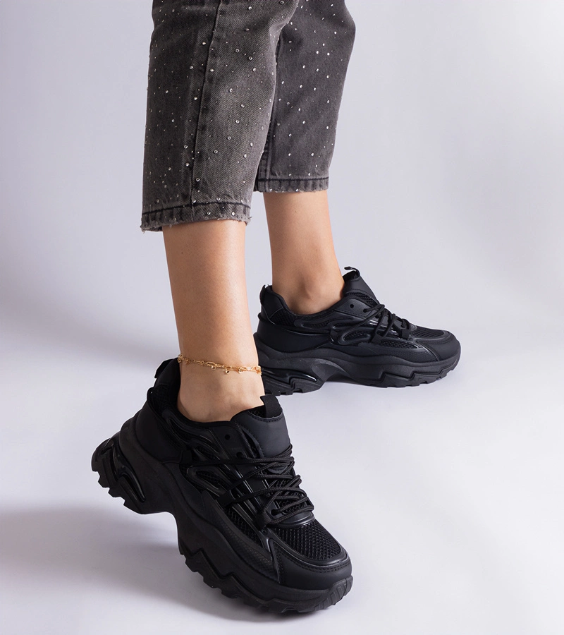 Czarne sneakersy sportowe na masywnej podeszwie