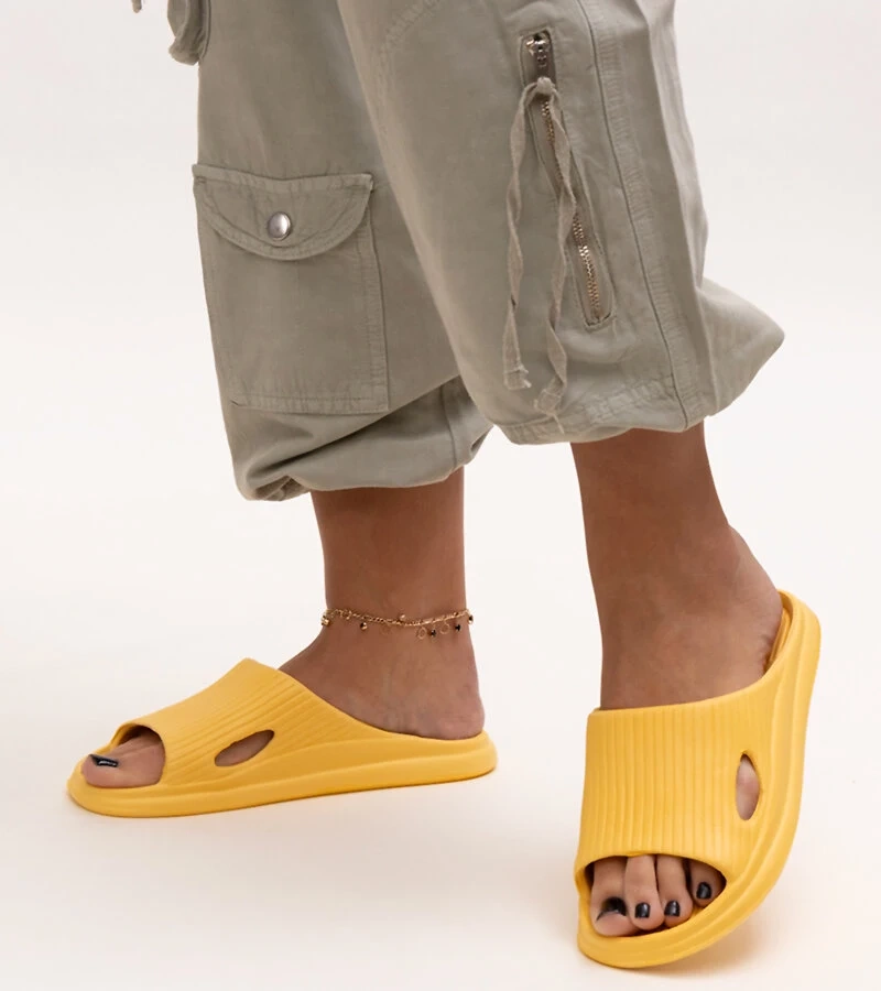 Żółte piankowe klapki