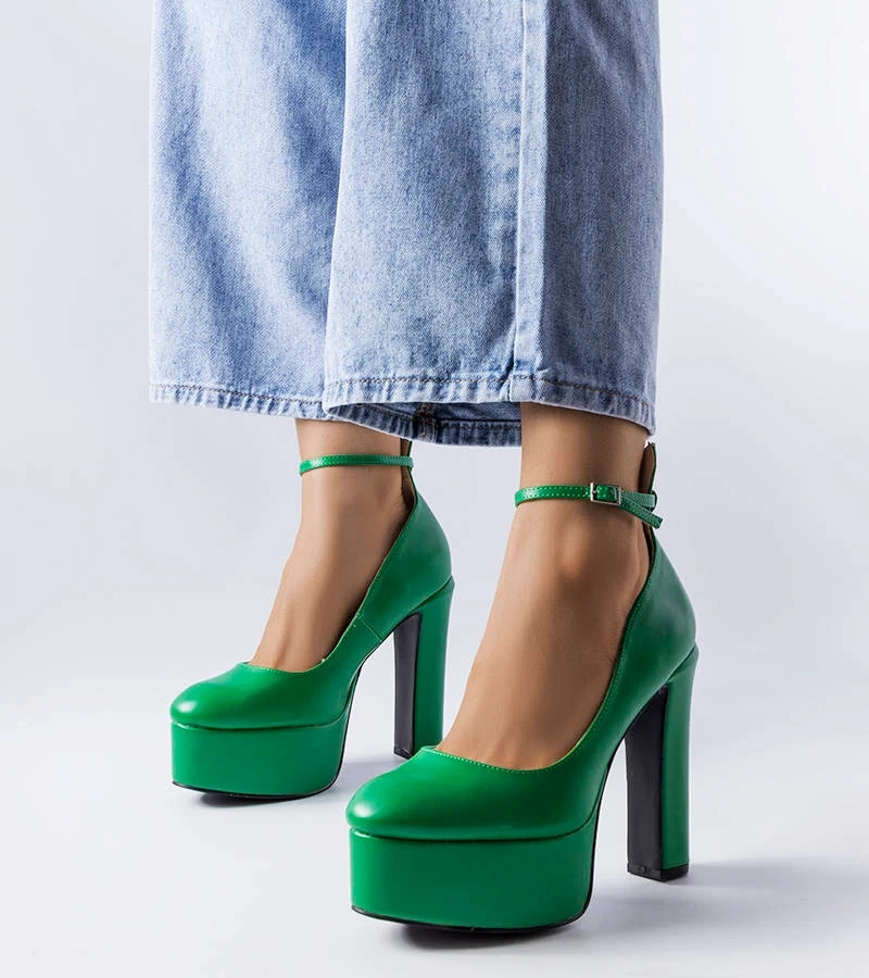 Zielone czółenka na wysokim słupku