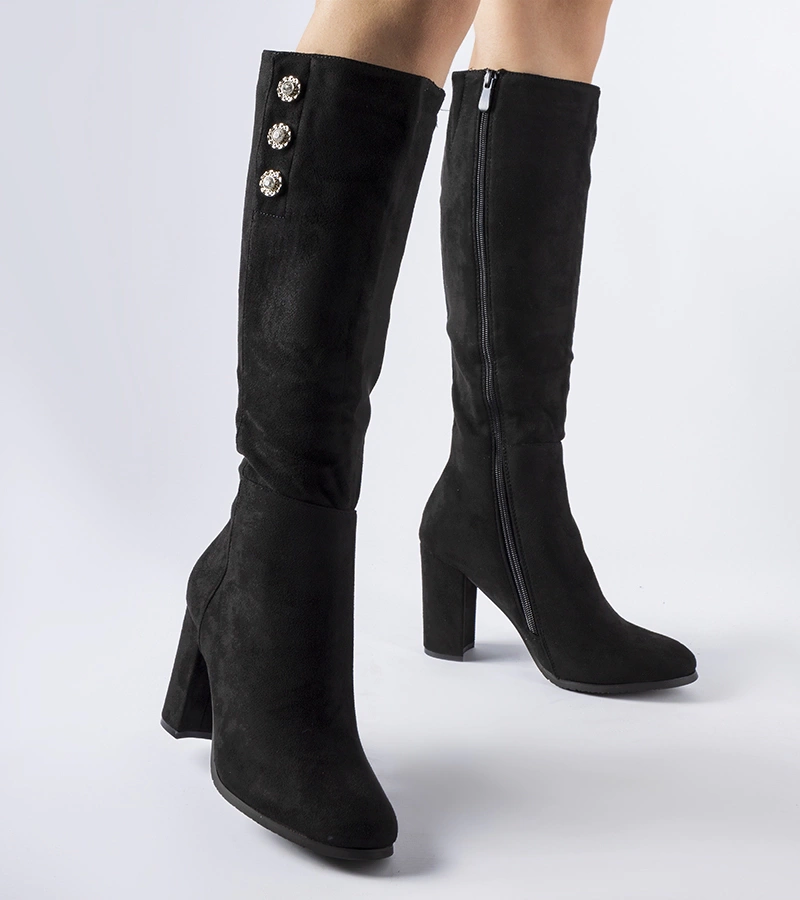 Czarne kozaki ozdobione cyrkoniami