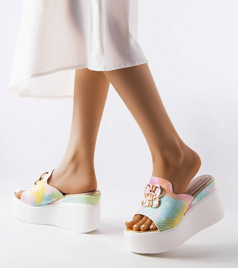 Tęczowe klapki na koturnie