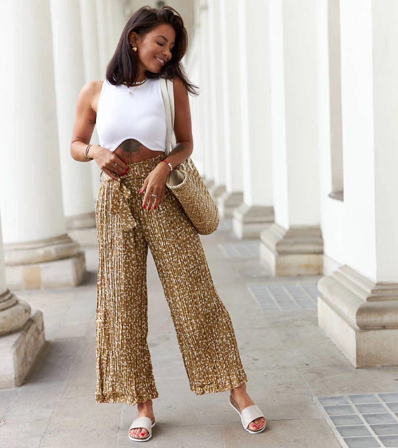 Brązowe plisowane spodnie o swobodnym fasonie