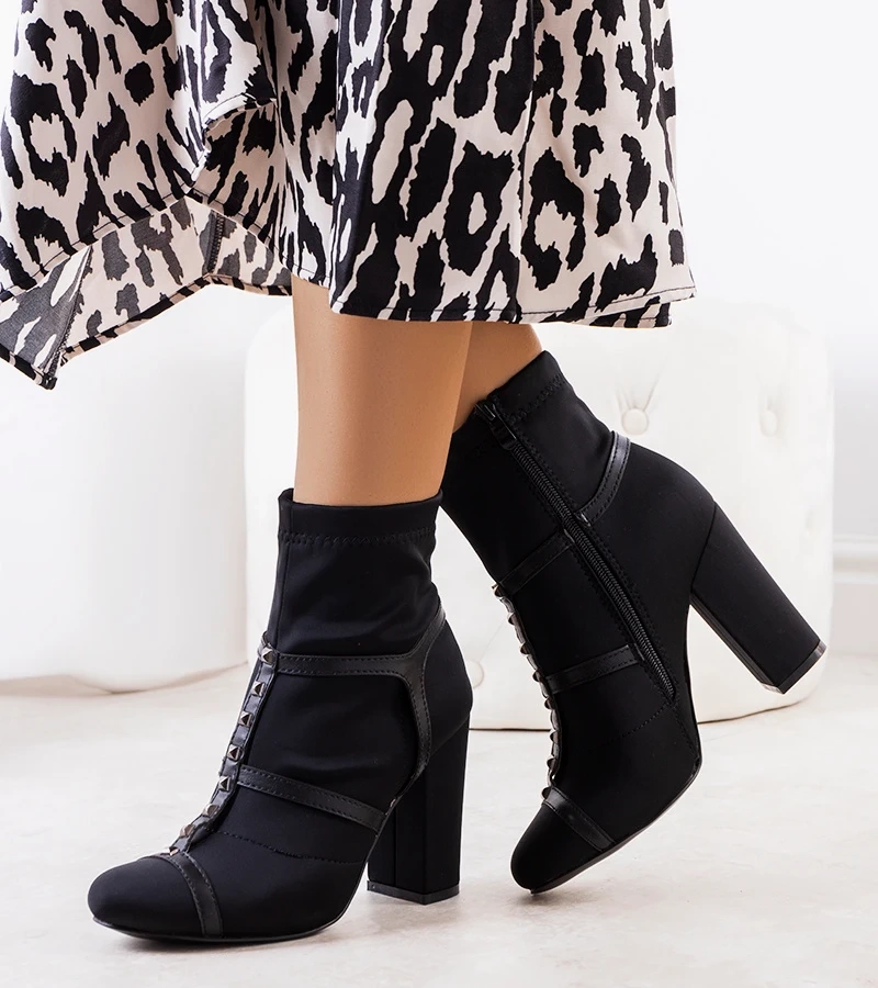 Czarne botki materiałowe