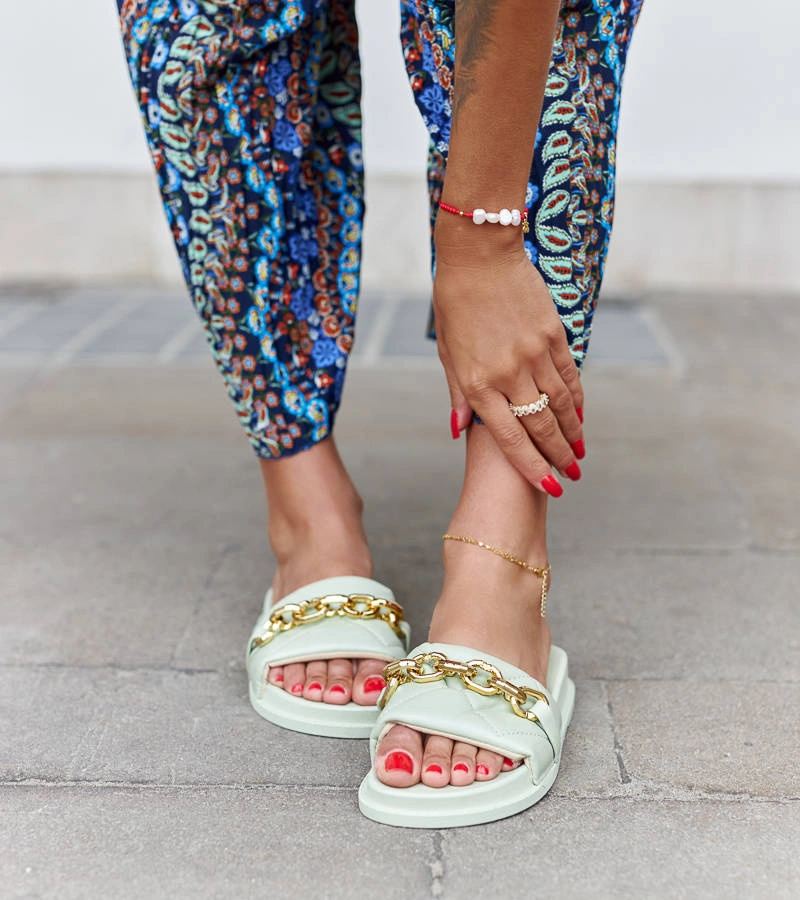 Zielone klapki ozdobione łańcuchem