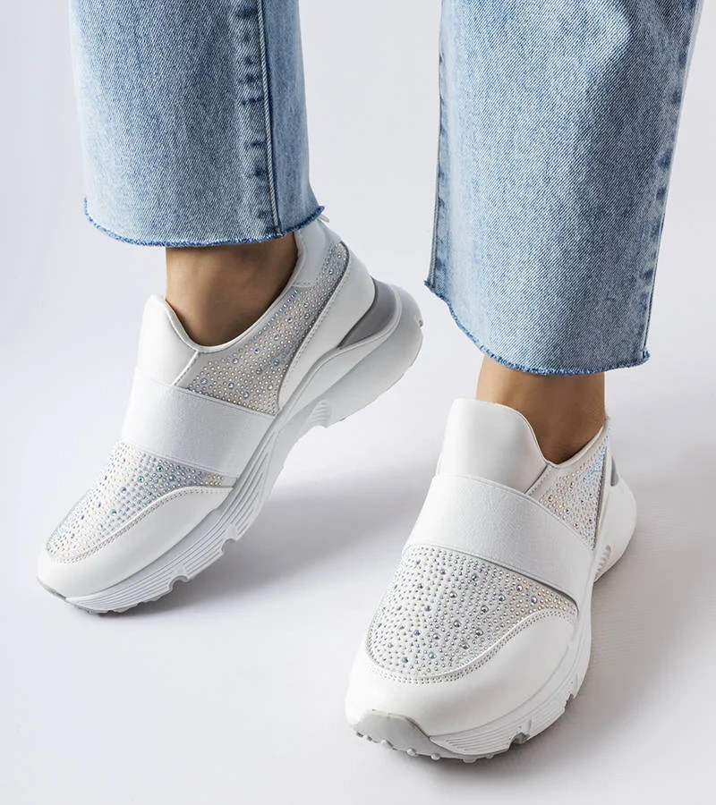 Białe sneakersy ze srebrnymi zdobieniami