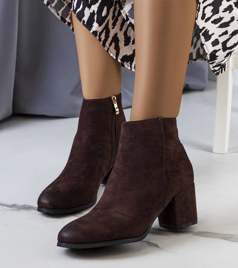 Brązowe klasyczne botki na niskim słupku