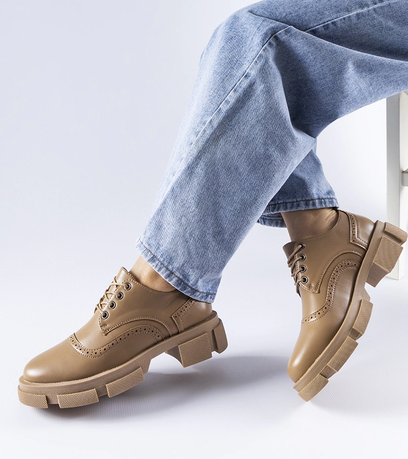 Brązowe wiązane półbuty