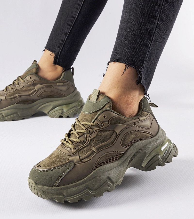 Zielone sneakersy na masywnej podeszwie