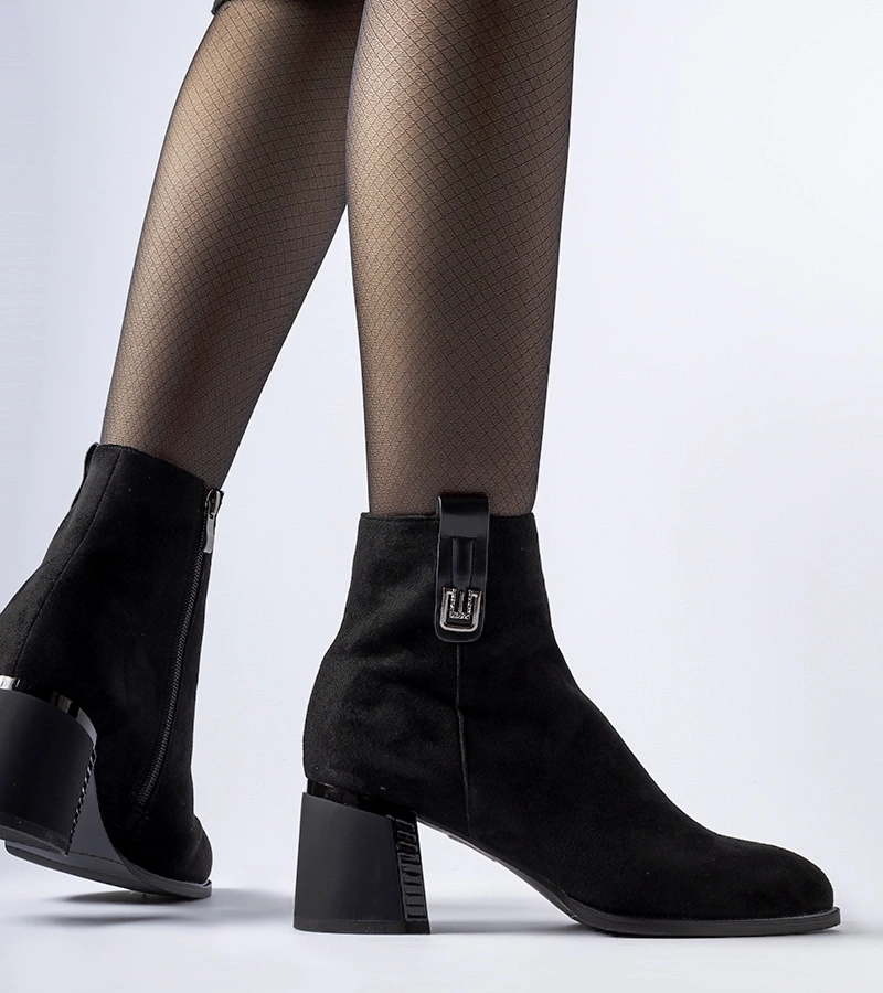 Czarne ocieplane botki na obcasie