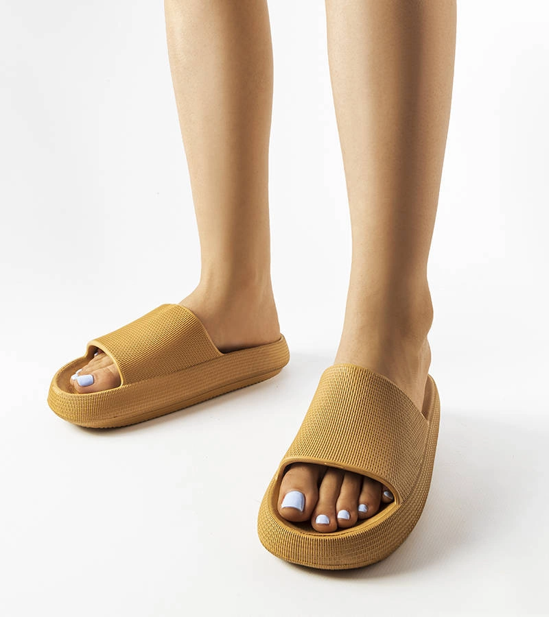 Brązowe gumowe klapki