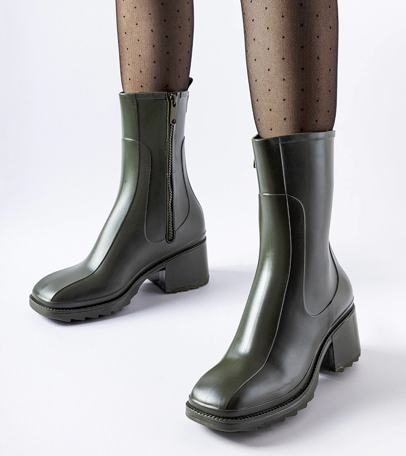 Zielone zapinane kalosze na klocku