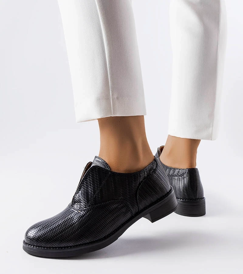Czarne eleganckie półbuty z fakturowej ekoskóry
