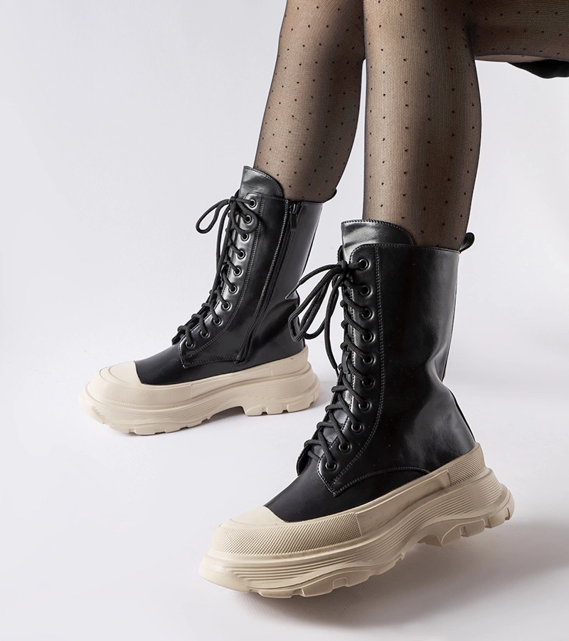 Czarne workery z grubą beżową podeszwą