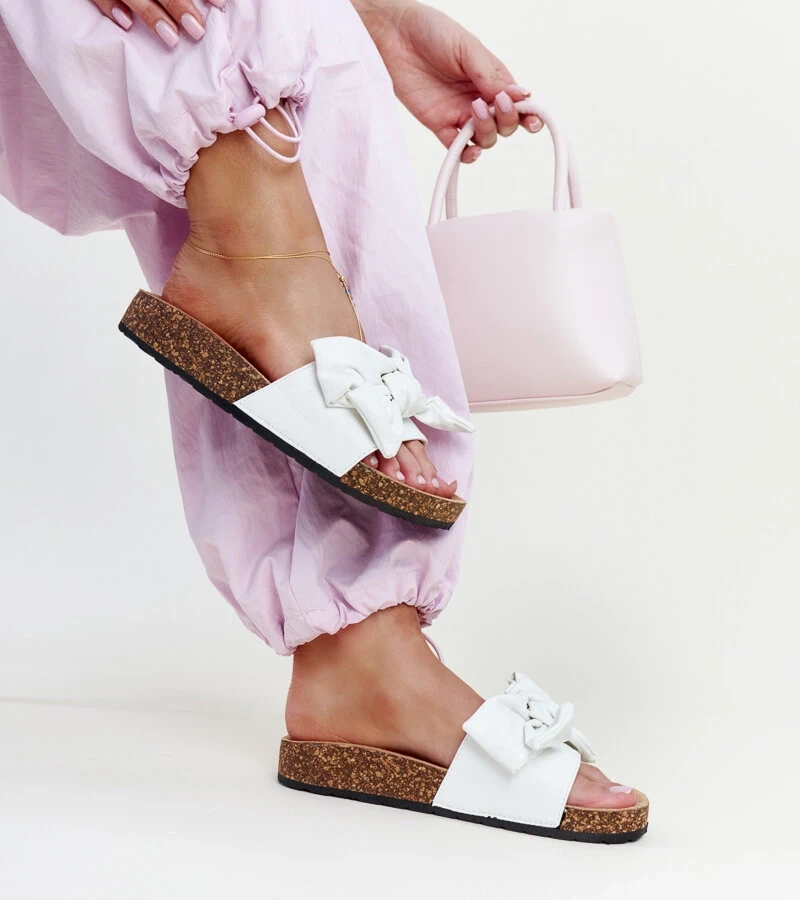 Białe klapki na korkowej podeszwie z kokardą