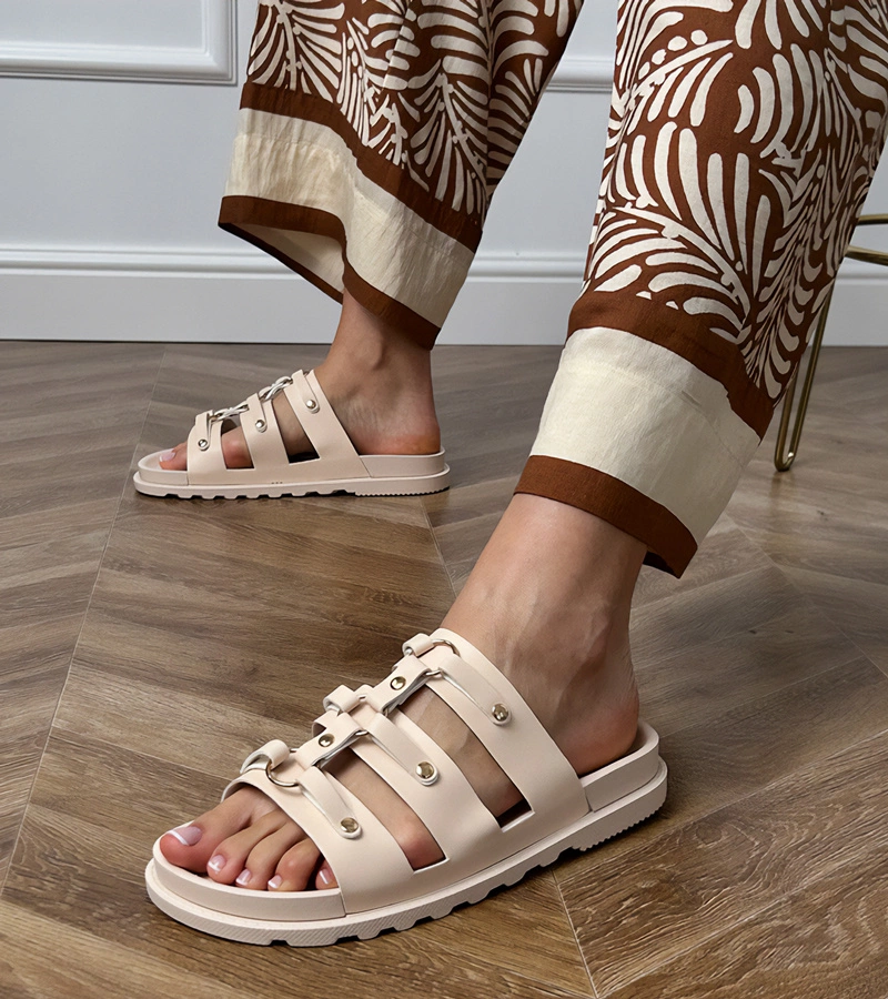 Hers Beżowe klapki rzymskie z ćwiekami