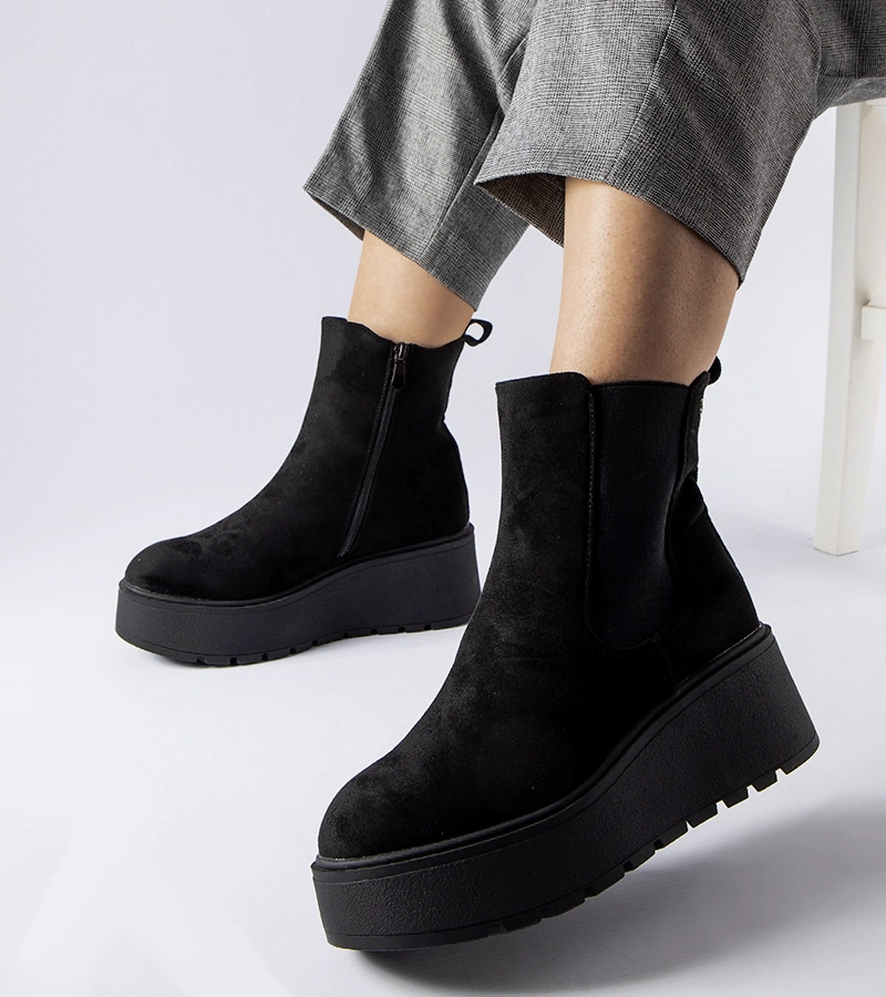 Czarne ocieplane botki na koturnie