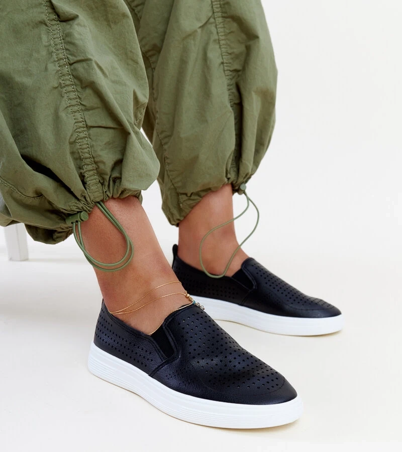 Czarne ażurowe wsuwane tenisówki