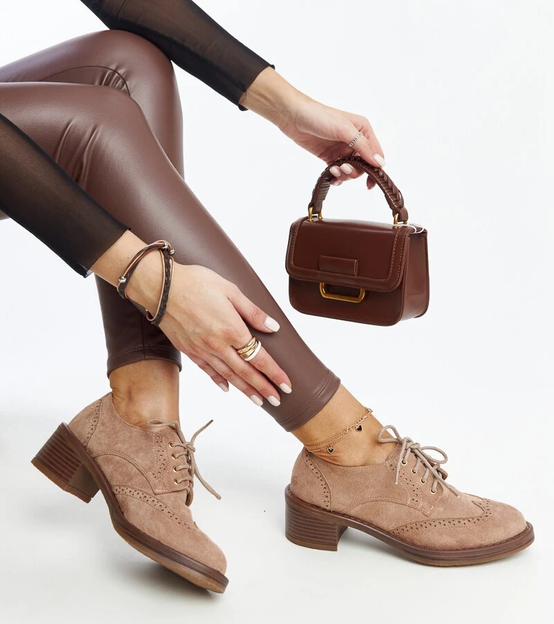 Brązowe zamszowe półbuty obcasie