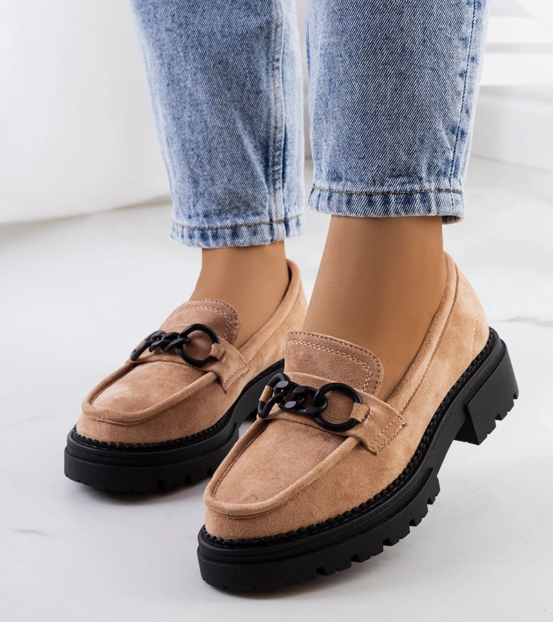 Beżowe mokasyny zamszowe