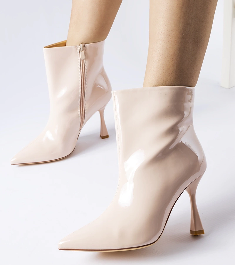 Beżowe lakierowane botki na szpilce