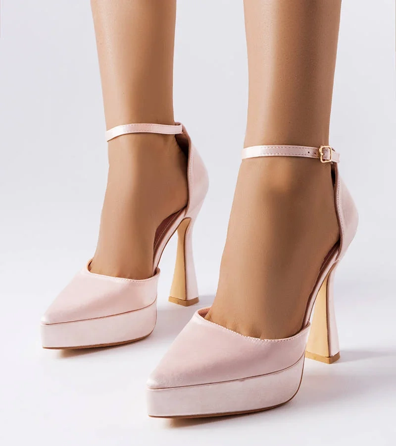 Beżowe czółenka na wysokim słupku