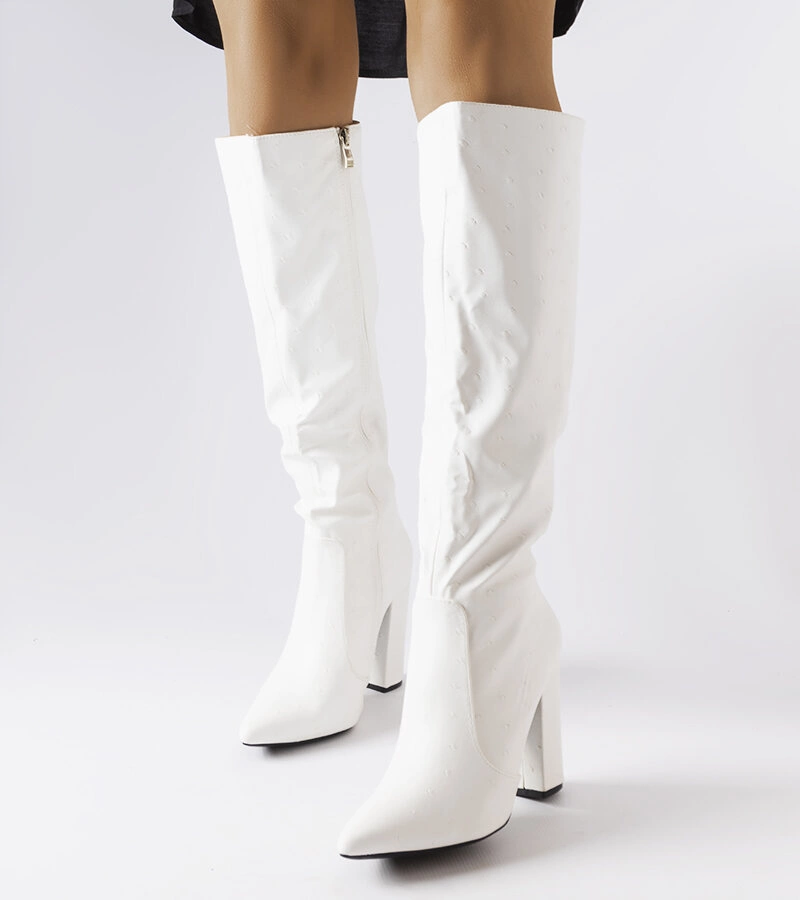 Białe wysokie kozaki na słupku