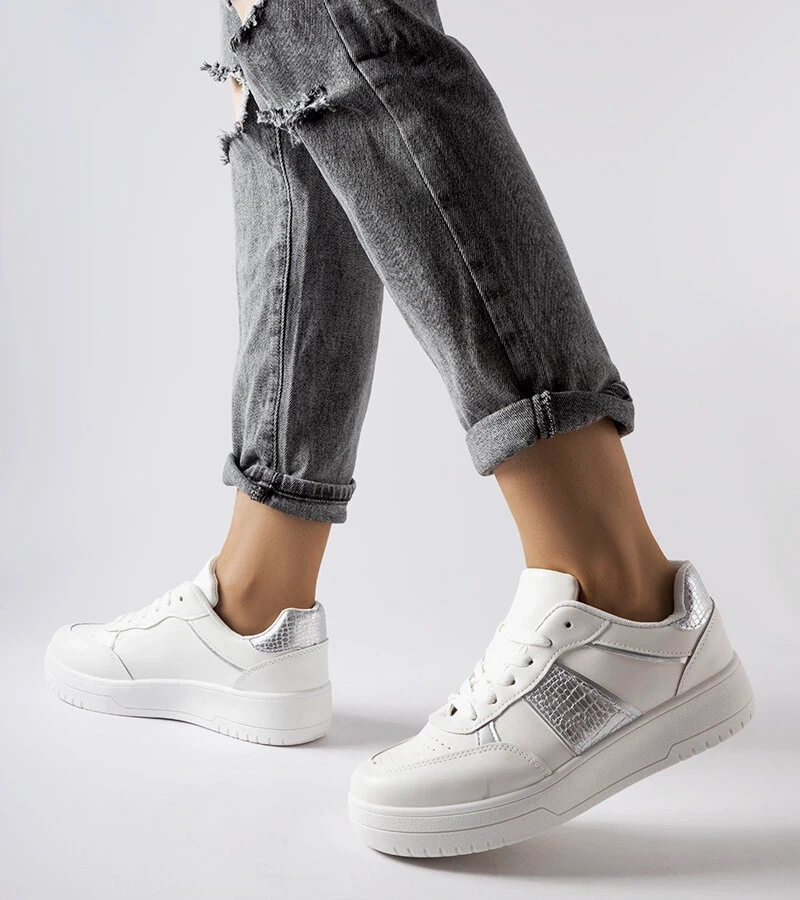 Białe sneakersy ze srebrną wstawką