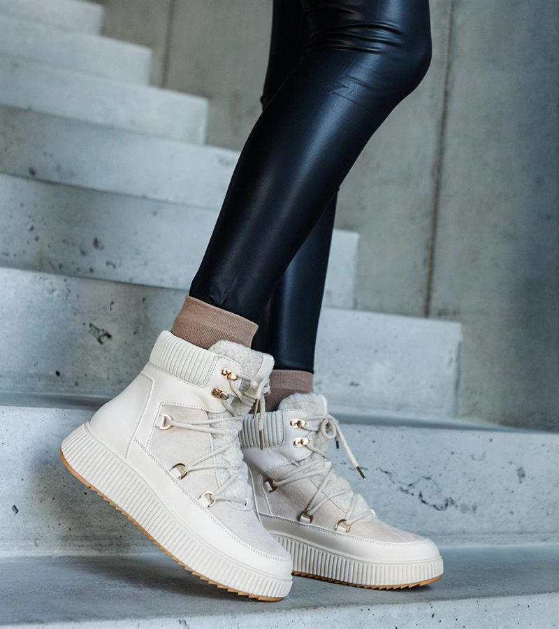 Jasnobeżowe botki na grubszej podeszwie