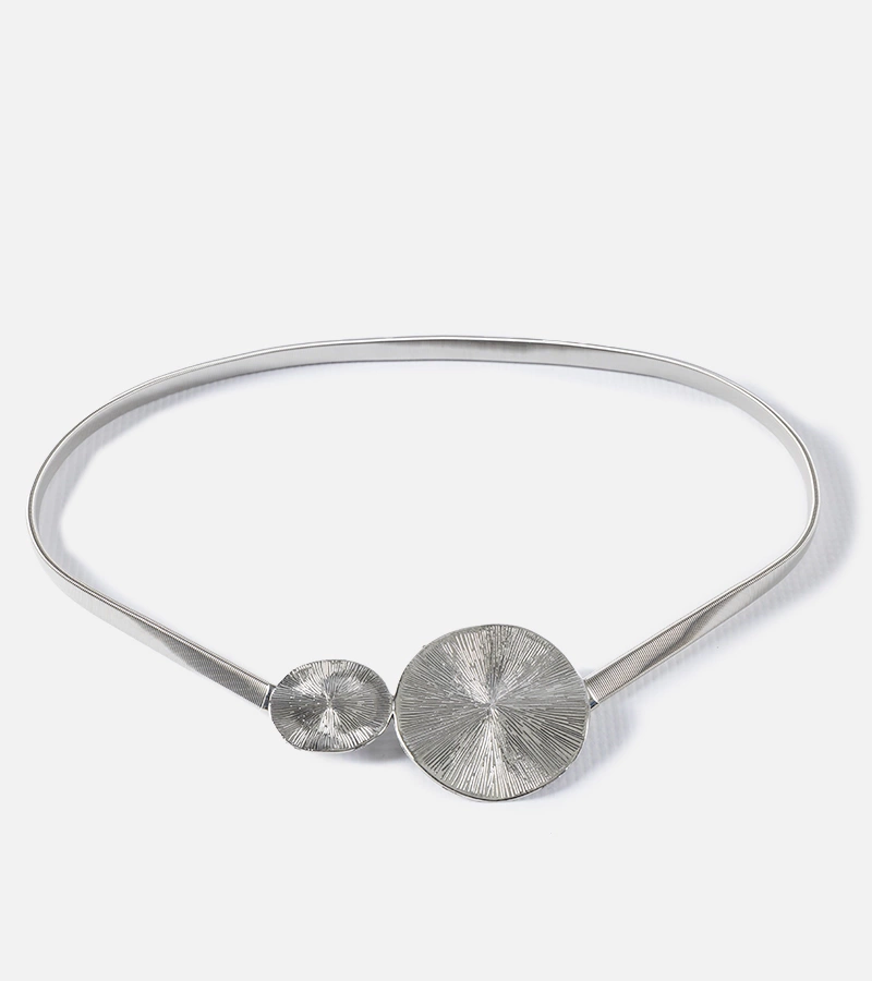 Srebrny pasek zdobiony klamerką