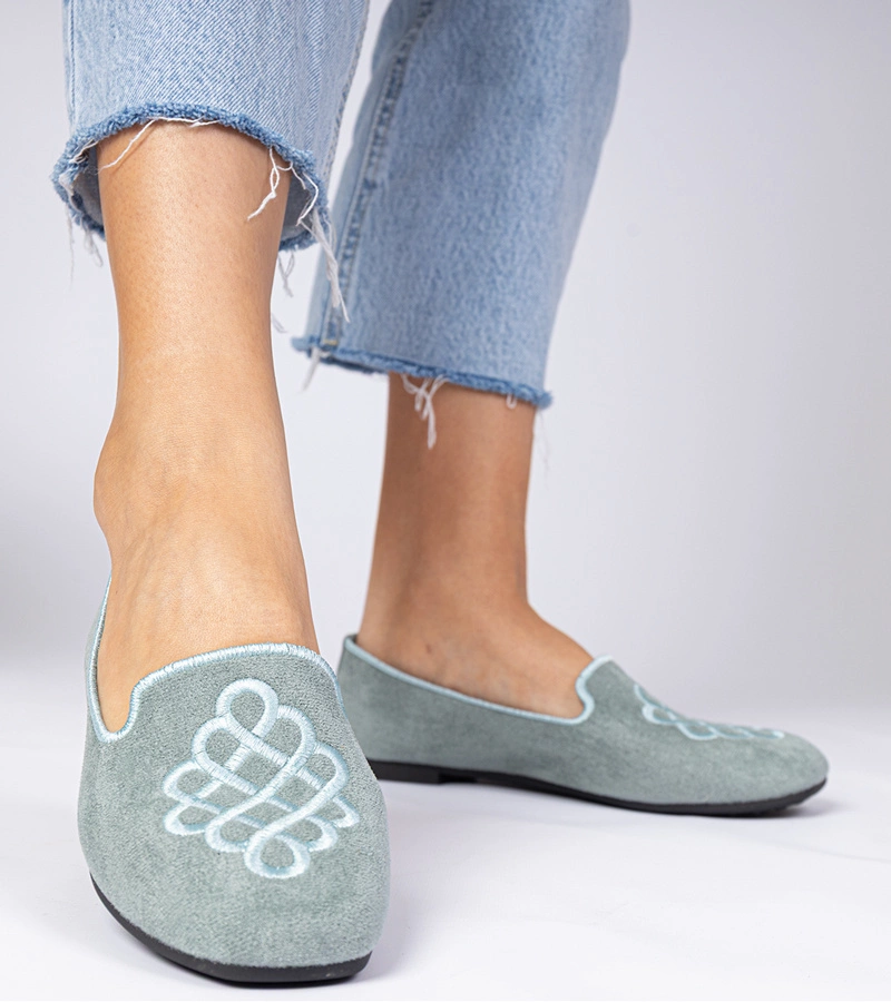 Hers Zielone damskie balerinki ekozamszowe z haftem