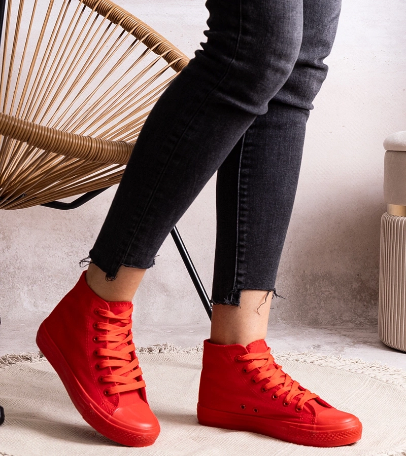 Czerwone wysokie trampki