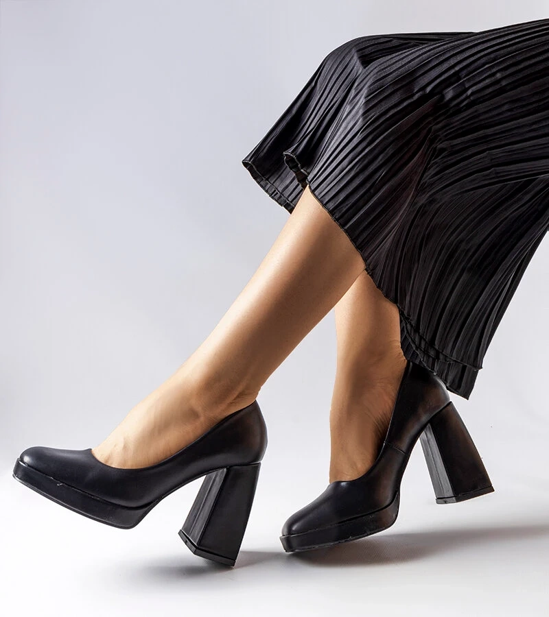 Czarne czółenka na wysokim słupku