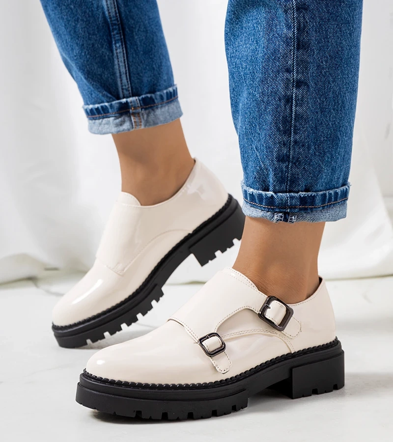 Półbuty beżowe na masywnej podeszwie