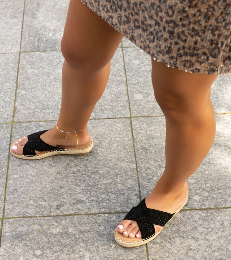 Czarne klapki ażurowe