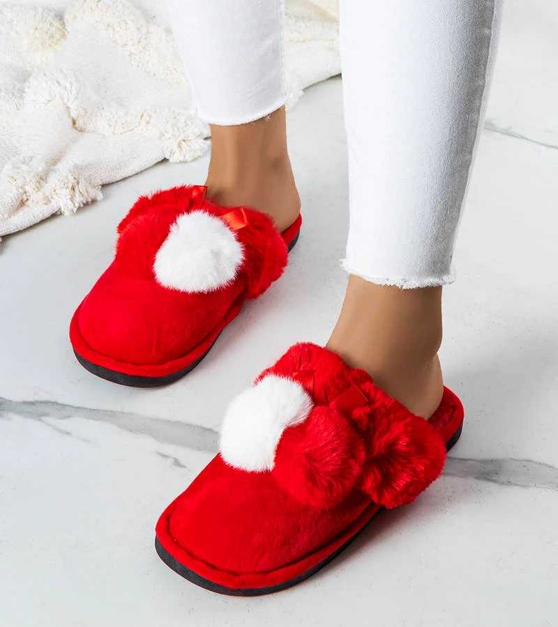 Czerwone puchate kapcie z pomponami