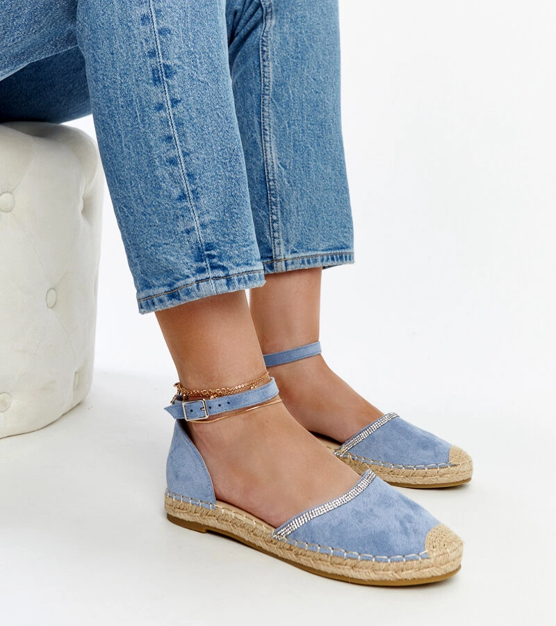 Niebieskie espadryle ze zdobieniem