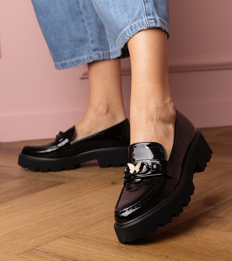 Hers Czarne mokasyny lakierowane z cyrkoniowym motylkiem