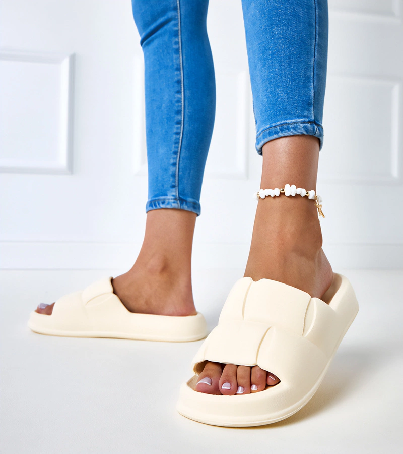 Beżowe klapki piankowe