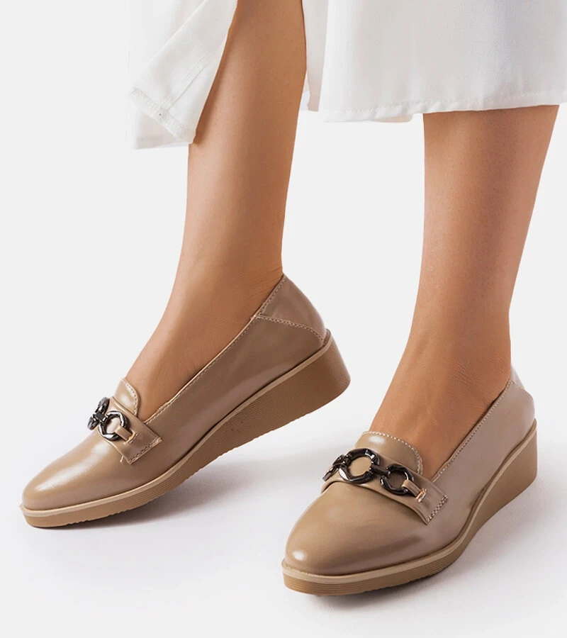 Beżowe lakierowane balerinki na koturnie