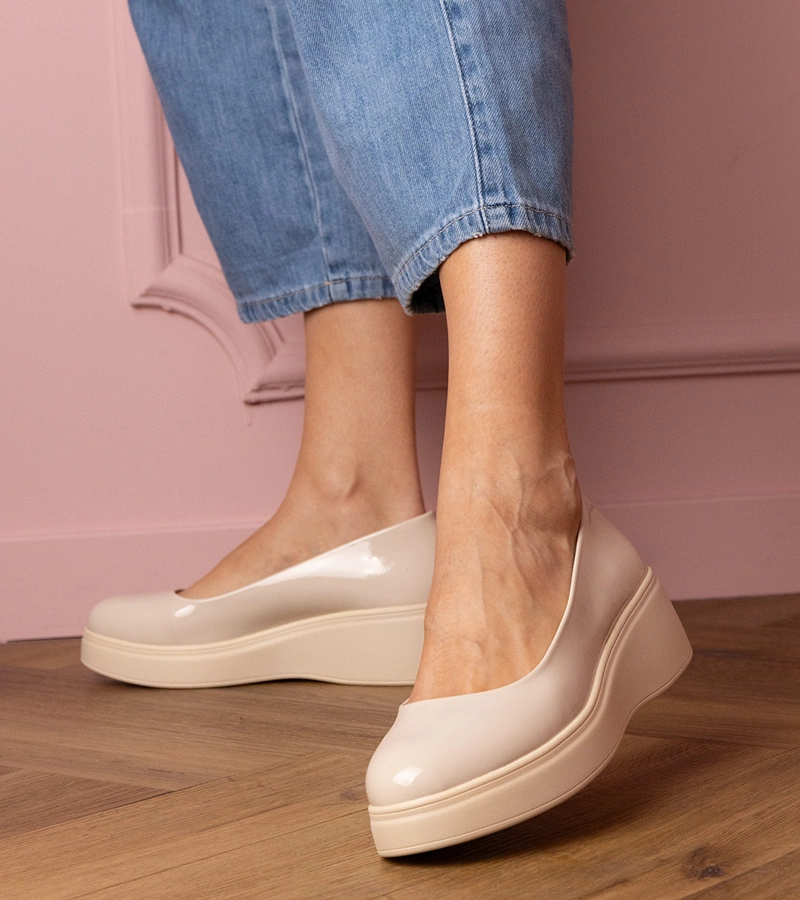 Hers Beżowe półbuty lakierowane na platformie