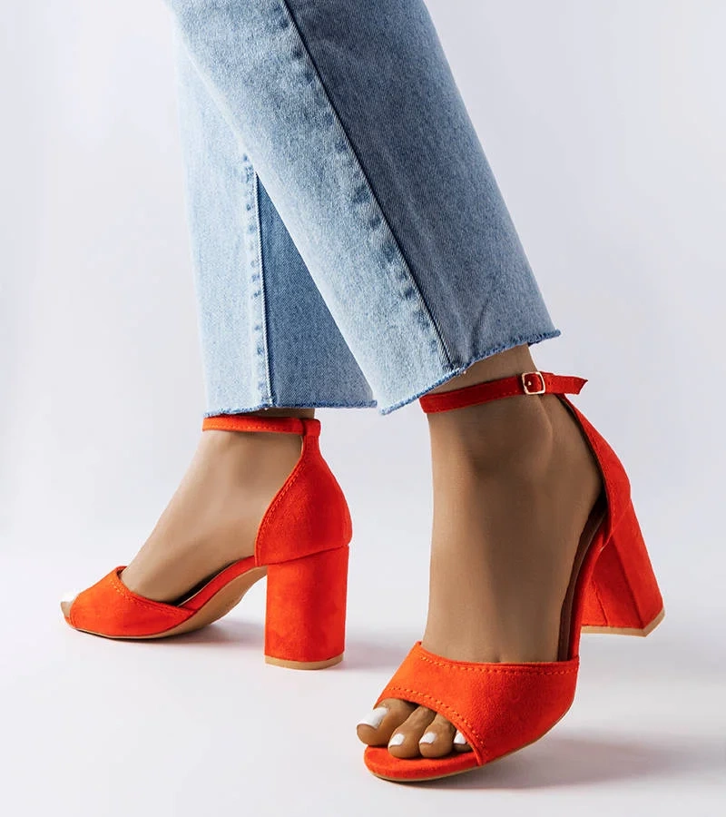 Pomarańczowe sandałki na słupku