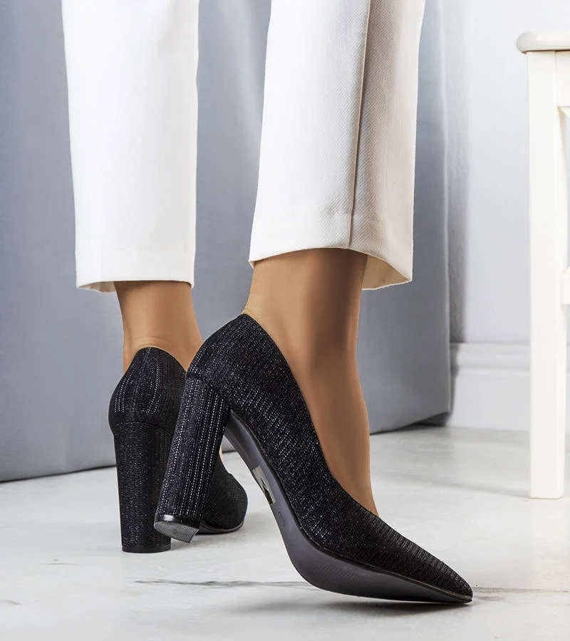 Błyszczące czarne czółenka na słupku