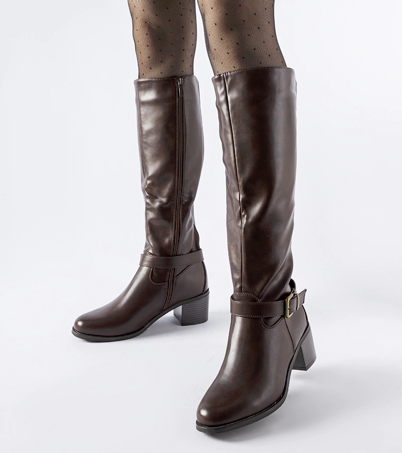 Ciemnobrązowe kozaki z ozdobna sprzączką