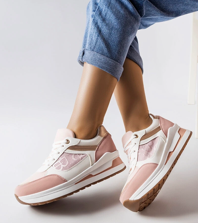 Różowe sneakersy ze wzorystą wstawką